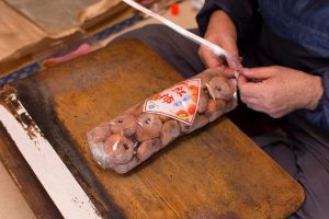 ほし柿を手作業で束ねる